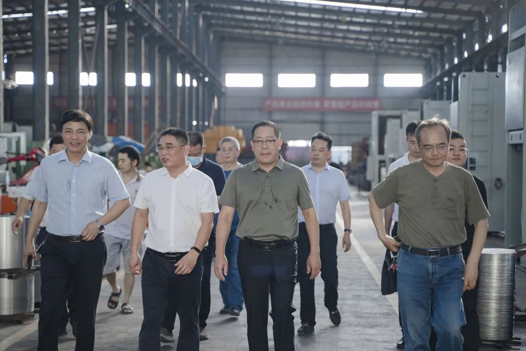 衡東縣縣委副書記、縣長對朝陽集團(tuán)自動化生產(chǎn)線進(jìn)行視察